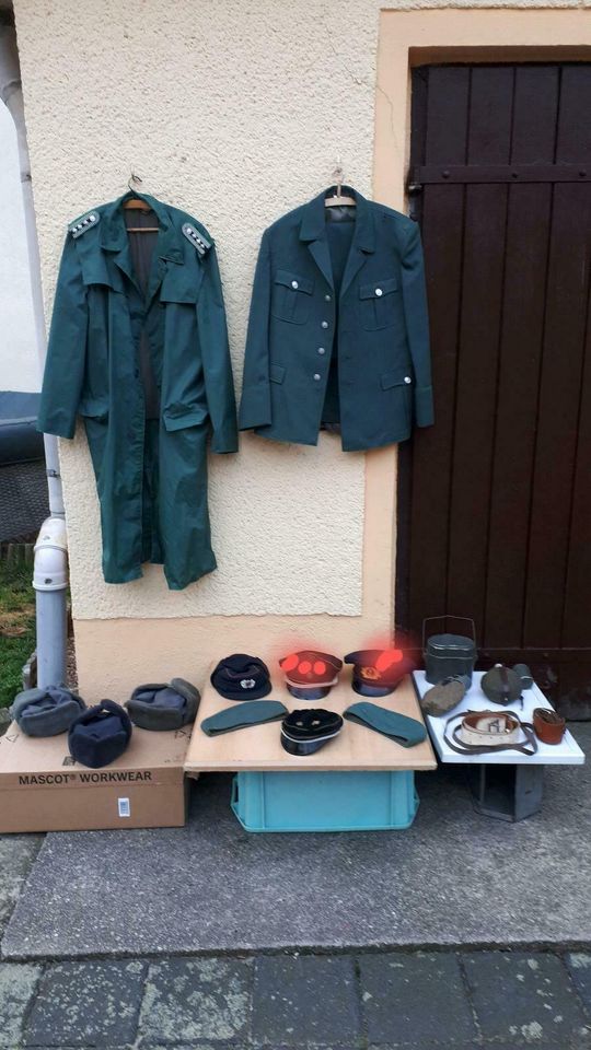 Konvolut von alten DDR Uniformen, Mützen, usw. in Eisleben