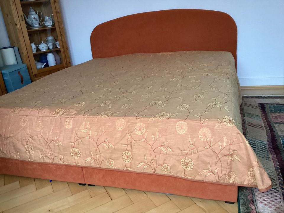 Doppelbett mit Tagesdecke in Goslar