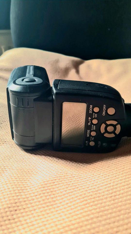 Nikon D3100 + 4 Objektive + Blitzlicht in Buxtehude