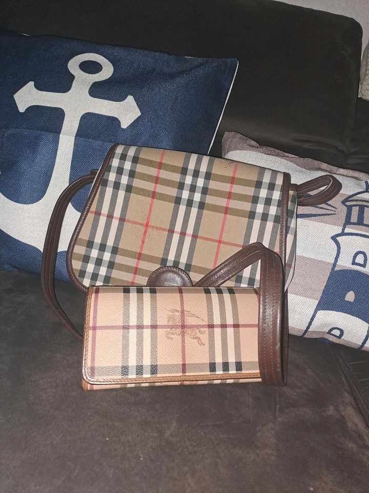 Handtasche und Portemonnaie der Marke Burberry in Salzwedel