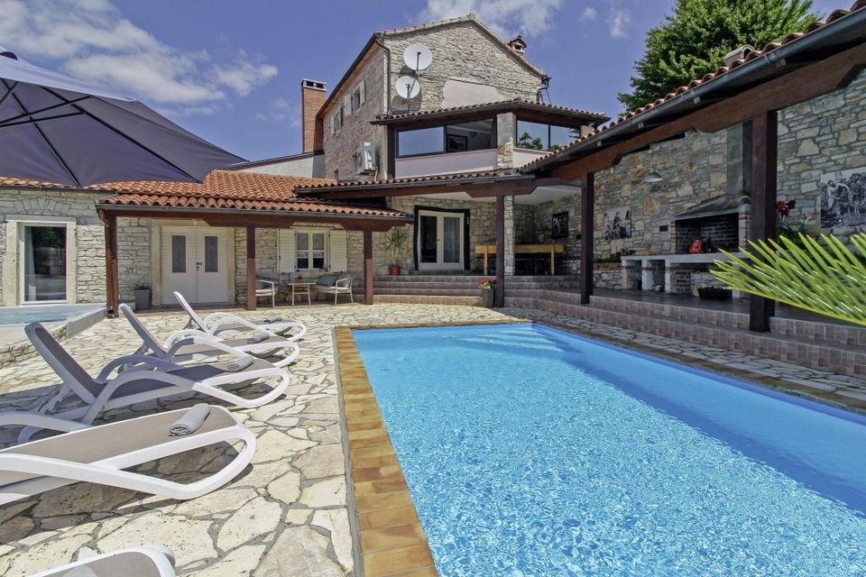 Ferienhaus mit Pool in Jakovi (Kroatien) für 10 Personen in Regensburg