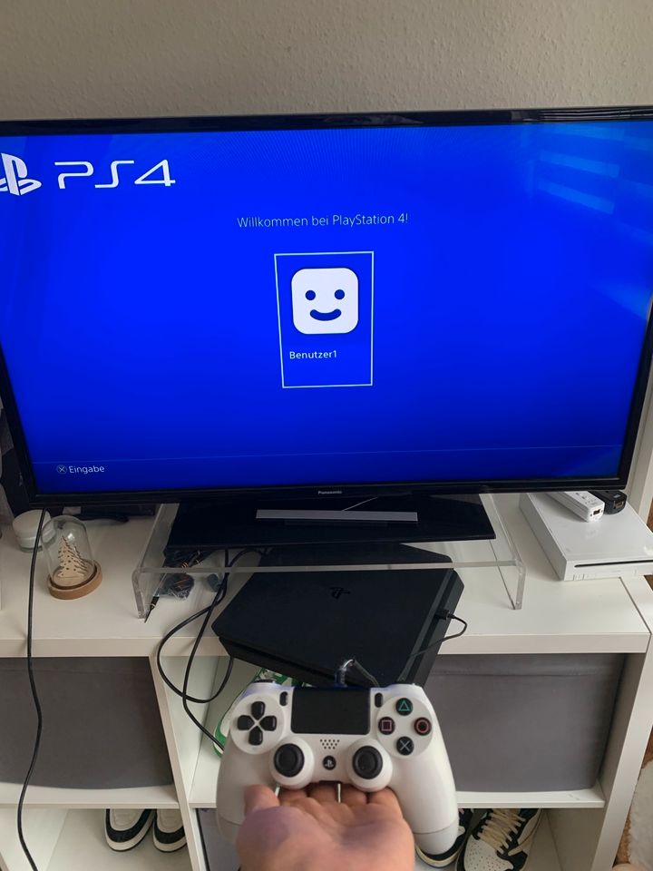 Ps4,Playstation 4, Playstation mit Controller in Velbert