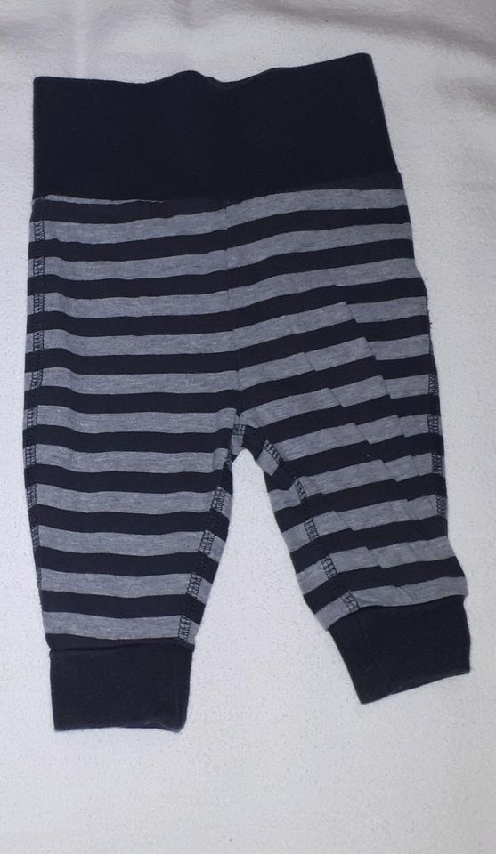 Joggingshose grau-schwarz-gestreift, Gr. 62/68 f. Jungen in Saaldorf-Surheim