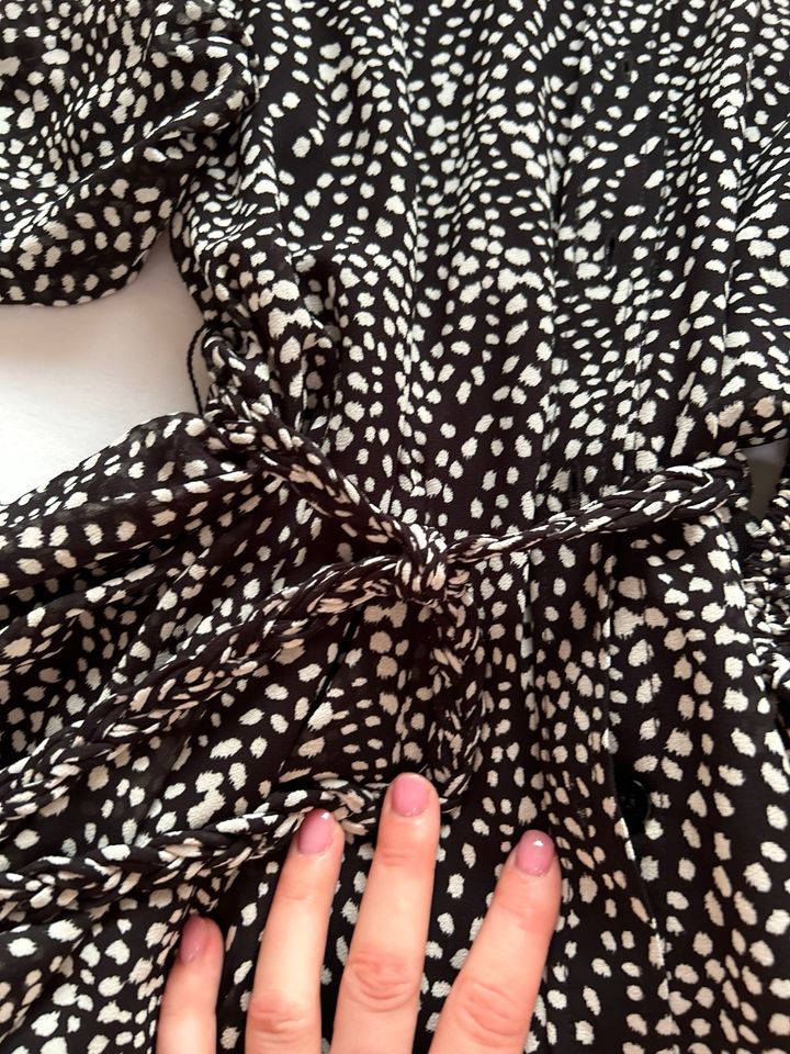 Zara Langarm Kleid schwarz weiß gepunktet neu in Duingen