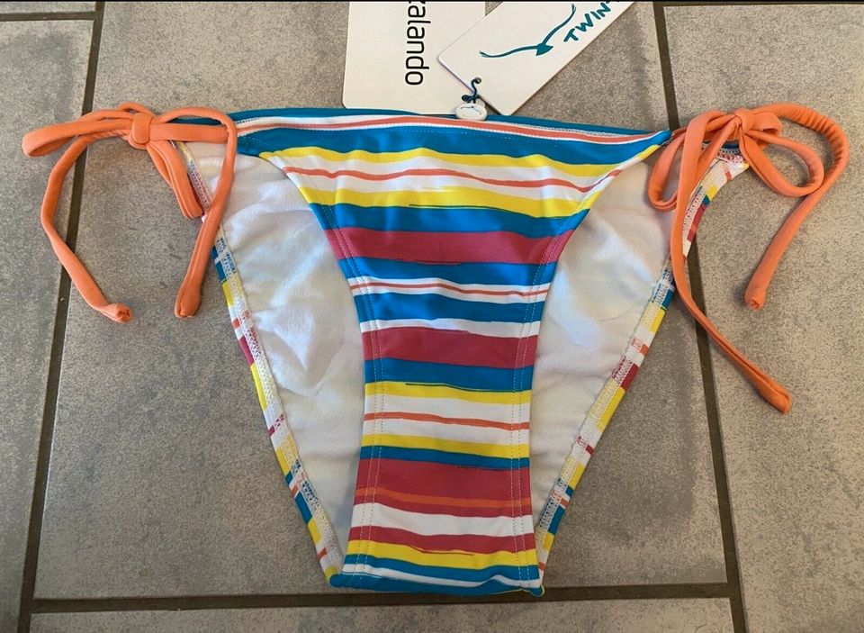 Twintip Zalando Bikini Set Softcups gestreift Rüschen XS 34 NEU in Rehlingen-Siersburg