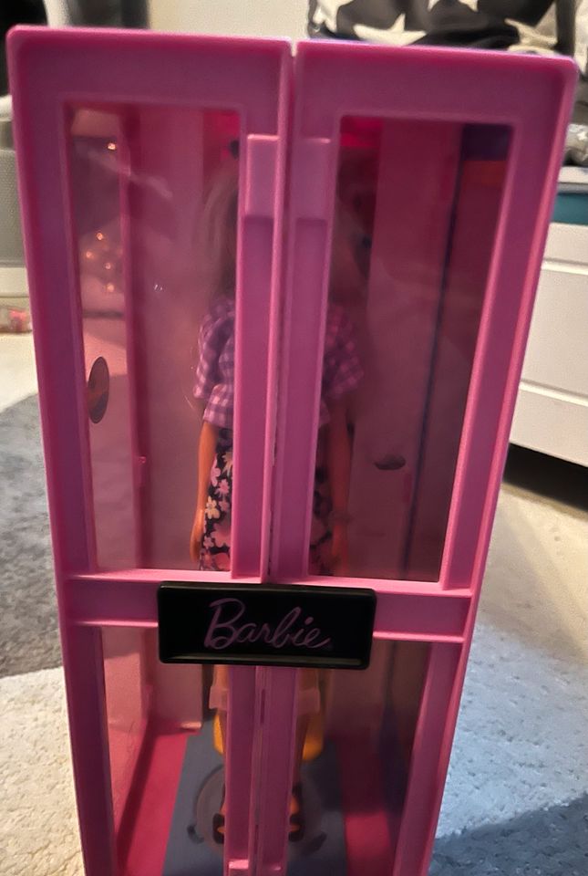 Barbie-Traum Kleiderschrank in Westerau