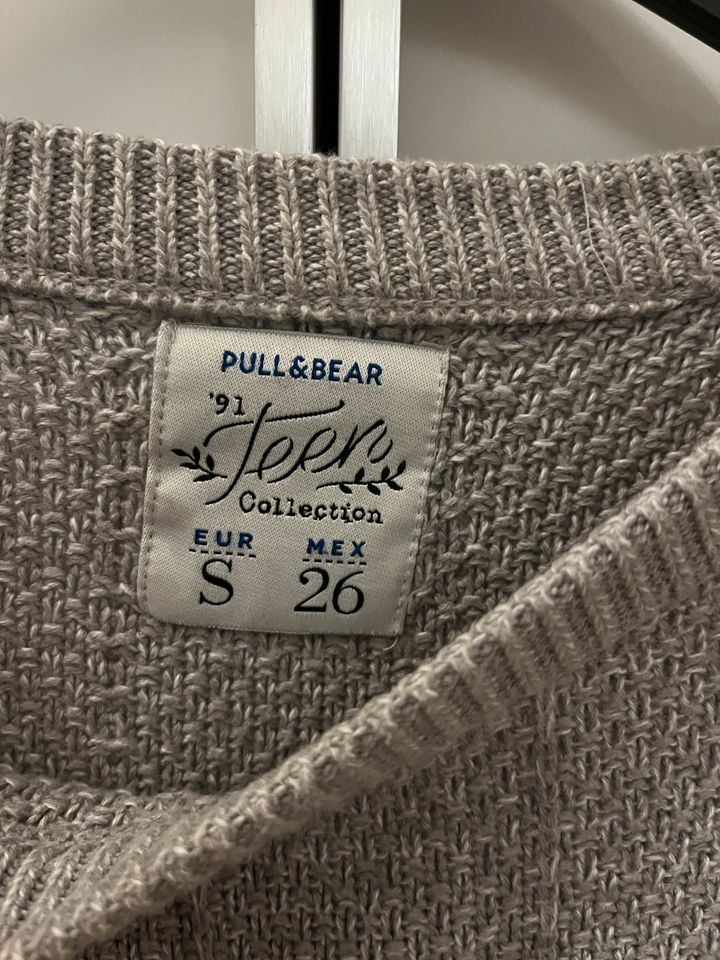 Grauer Pullover von Pull & Bear in München