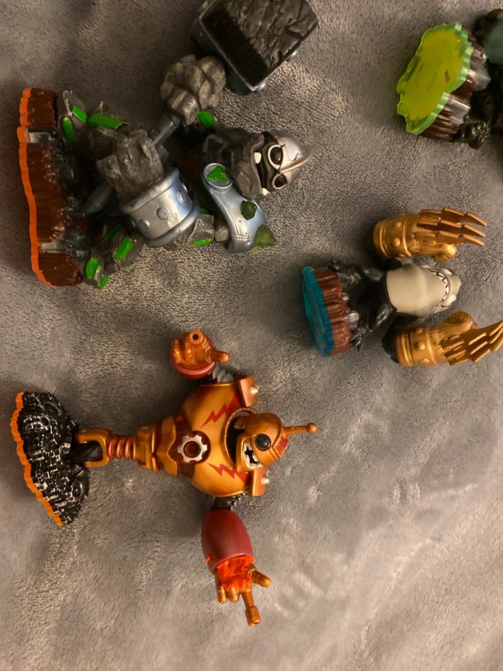 7 Skylanders Figuren (mit Giants Pack Crusher und Eruptor) in Obertshausen