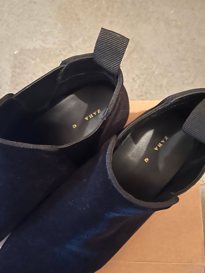 ZARA SCHWARZE STIEFELETTE IN SAMTOPTIK Gr. 42 NEU in Wiehl