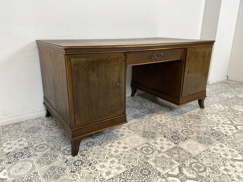 WMK Imposanter freistehender Art Deco Schreibtisch aus vollem Holz mit geräumigen Schubladen und schönen Verzierungen, um 1930 # Arbeitstisch Desk Sekretär Bürotisch Antik Vintage # Lieferung möglich in Berlin