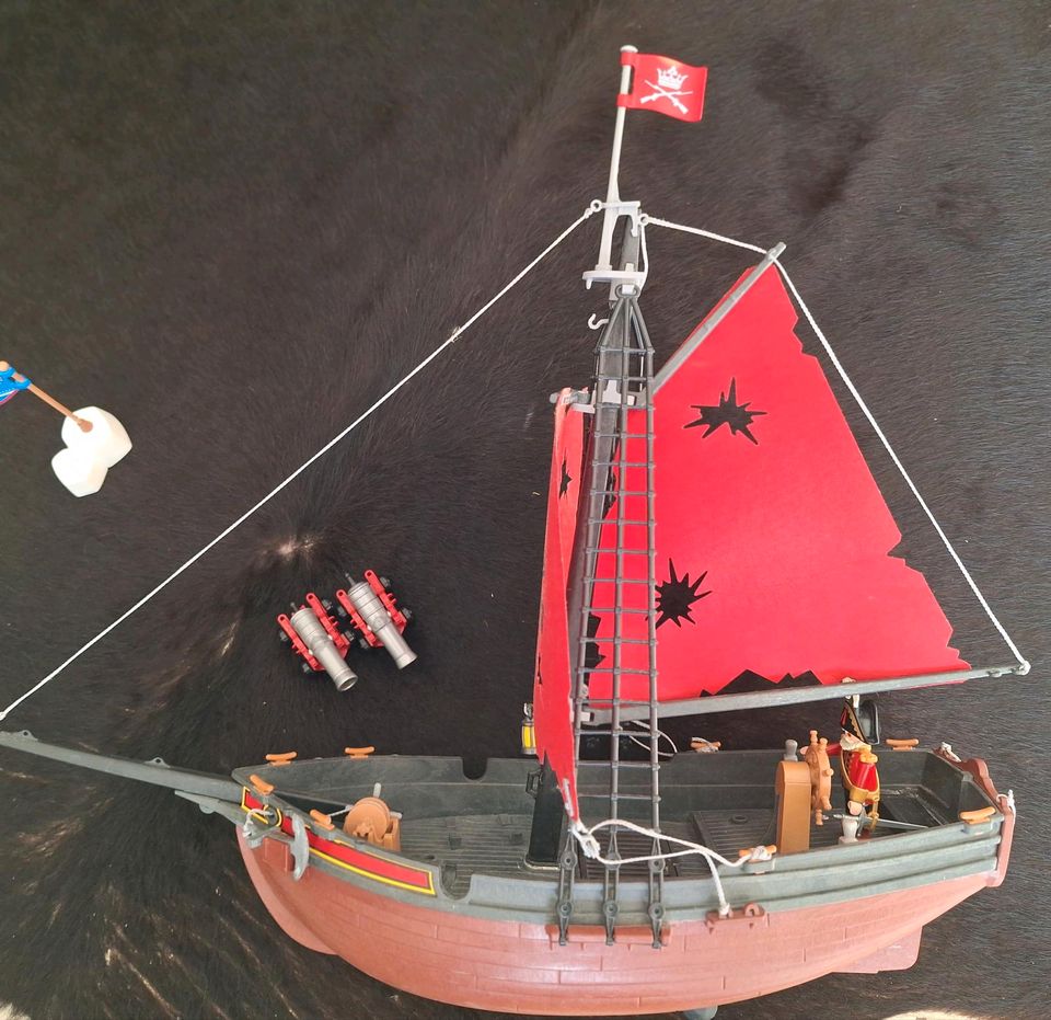 Rotes Seeräuberschiff mit vielen Zugaben in Oberhausen