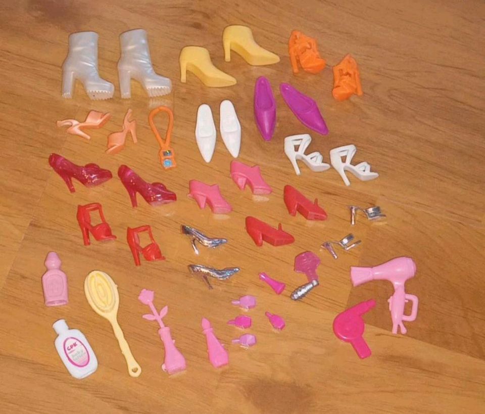 Barbie Set, 70er, 80er, 90er plus neueres,Kleidung,Accessoires in Greifenstein