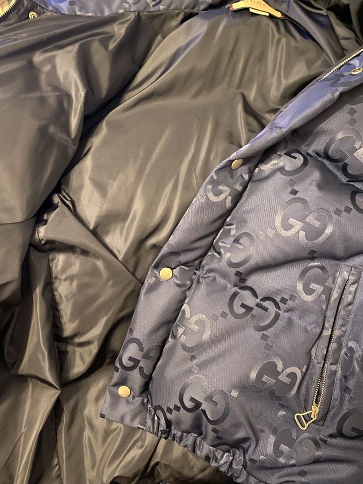 Gucci Daunenjacke aus Jumbo GG Canvas Dunkelblau 50 (L) in Arnstadt