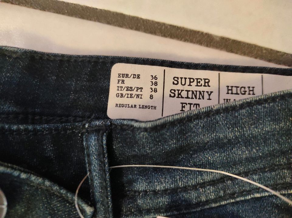 Super Skinny Jeans Größe 36 Neu mit Etikett in Langgöns