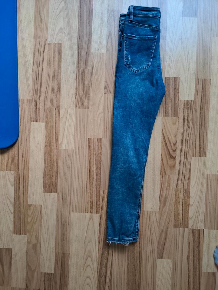 Stradivarius Super High Waist Jeans Größe 36 in Falkensee