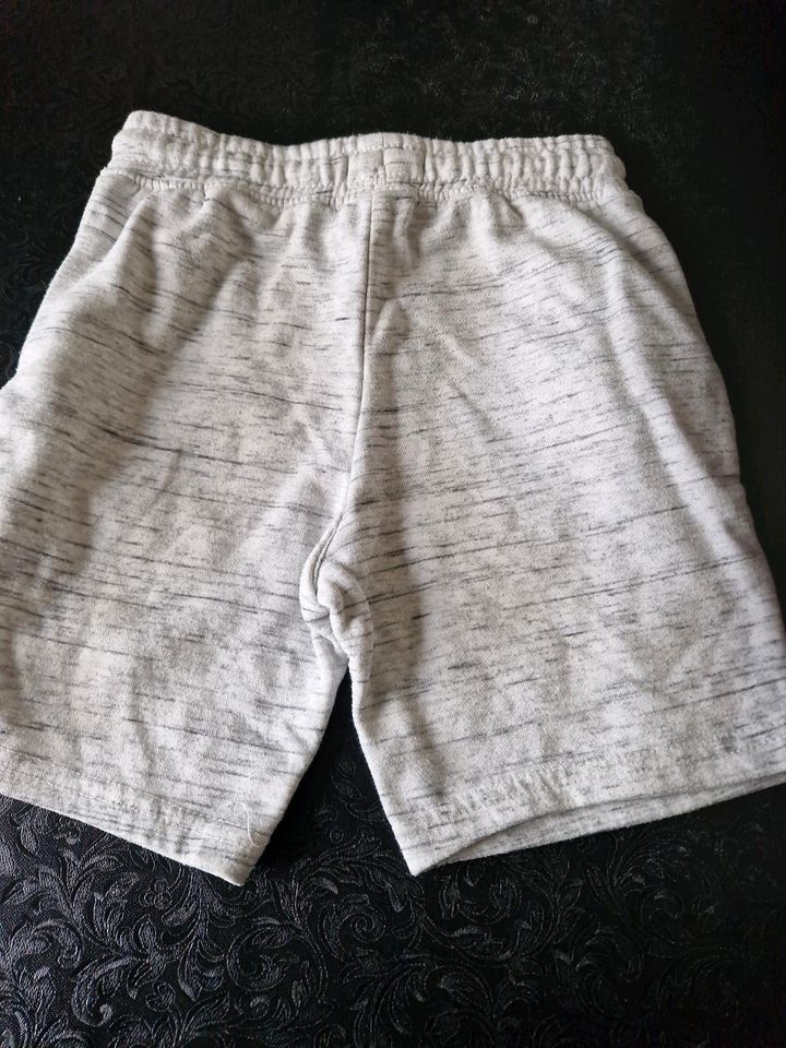 Kurze Hose, Shorts Größe 128 in Homburg