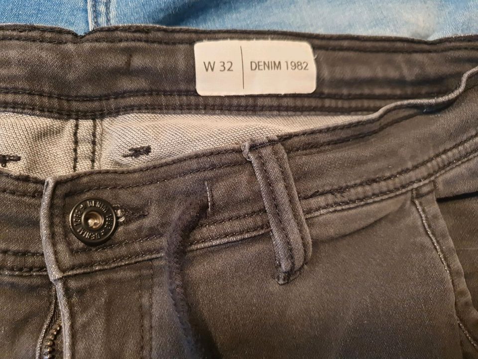 3 Jeans blau, schwarz, grau in Osterhofen