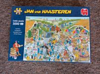 Jan Van Haasteren Puzzle 3000 Teile - Auf dem Weingut Schleswig-Holstein - Dörpstedt Vorschau