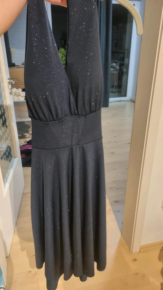 Dunkelblaues Kleid mit Glitzer Gr. 36 in Lemgo