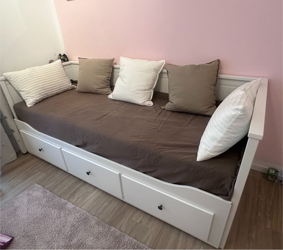 Ikea Hemnes Bett / Tagesbett mit 2 Matratzen und 3 Schubladen in Berlin