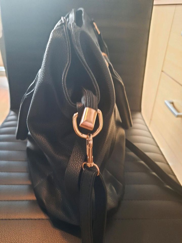 Neue schwarze Handtasche in Herford