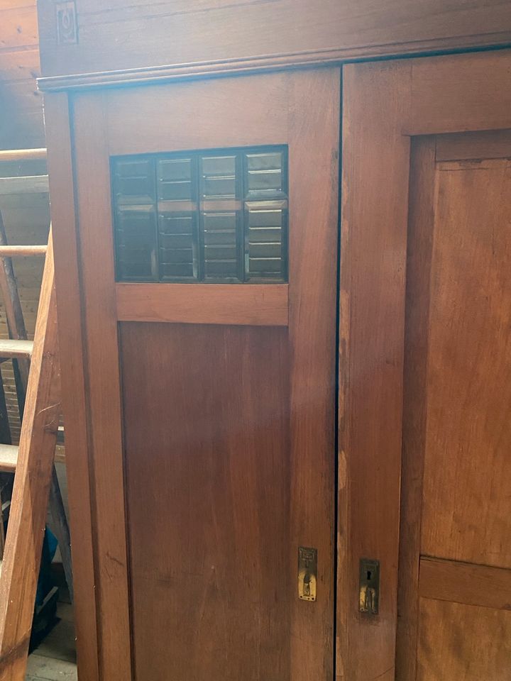 Antiker Schrank/ Kleiderschrank Jugendstil in Karben