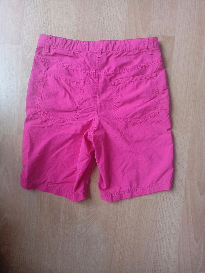 Original Jack Wolfskin kurze Hose Mädchen 140 in Feucht