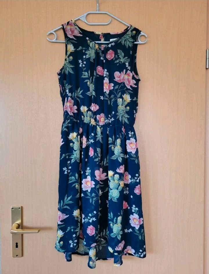 Sommerkleid Gr. 164 dunkelblau mit Blumen in Angermünde