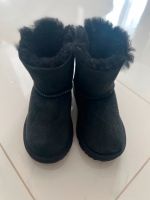 UGG Boots Stiefel Fell gefüttert mit Schleifen Gr.28,5Mini Bailey Hamburg - Hamburg-Nord Vorschau