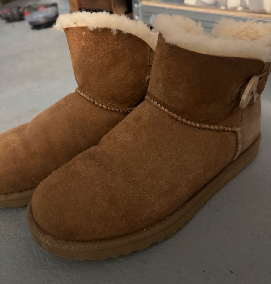 Ugg Boots mit Fell in Alsdorf