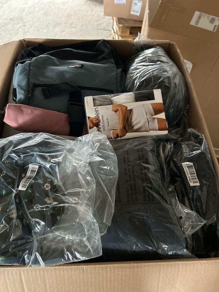 Amazon Retouren XXL Palette/Karton Marken Bekleidung!! UNSORTIERT !!!NR.11 Top Marken wie : Puma, TalkJoy, Calvin Klein, Speedo, Tom Tailor, Levis, Marco Polo, Urban , Columbia, Boss, Falke, uvm in Bloh