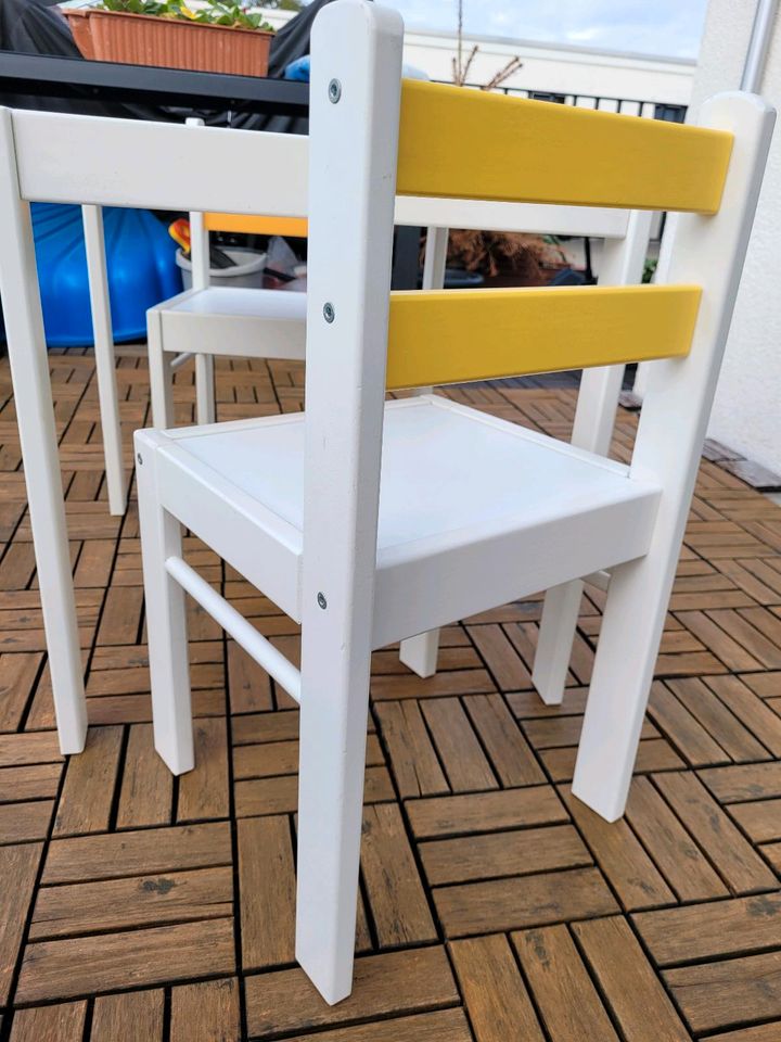 (Kinder-) Tisch und Stühle in Berlin