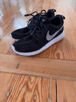 Nike Air Sneaker Sportschuhe 38,5 Sehr guter Zustand Bayern - Bamberg Vorschau