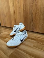 Nike Sportschuhe Turnschuhe Hallenschuhe Gr. 34 Frankfurt am Main - Sachsenhausen Vorschau