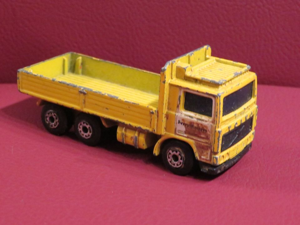 Spielzeug Matchbox Modellauto Volvo LKW 1984 1/90 in Issigau