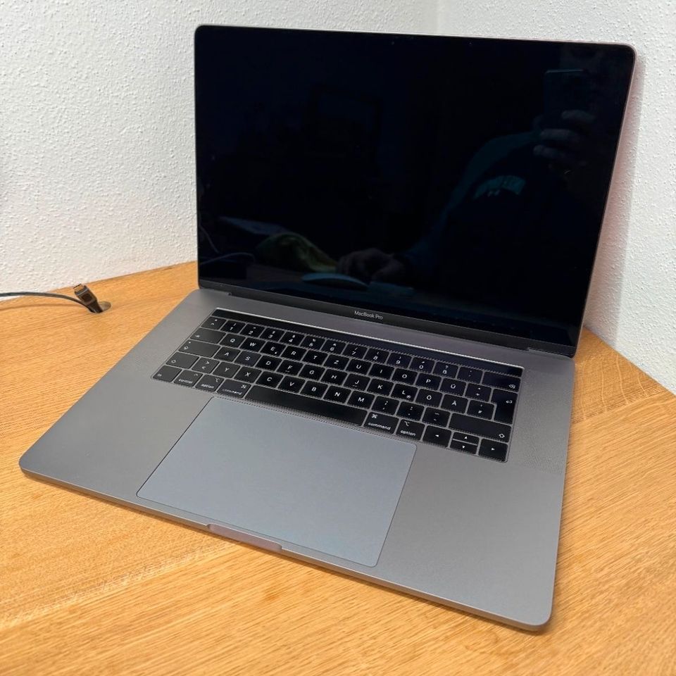 MacBook Pro 2018 15" | i7 2.6 GHz | 32 GB Ram | 512 GB | Akku neu in Uffing