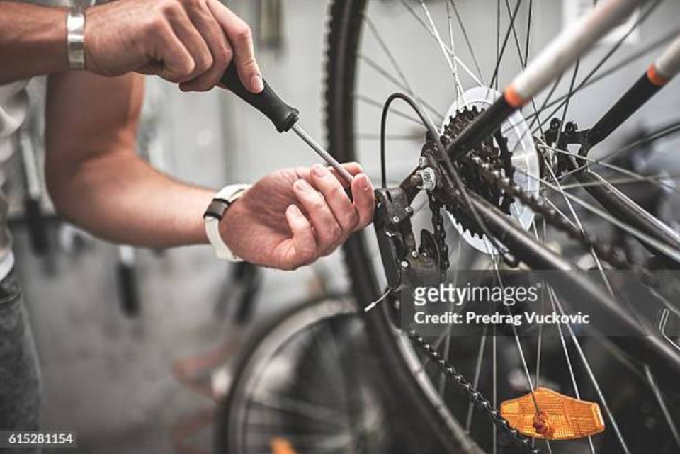 Suche     Arbeit ..... in.       Fahrradwerkschtatt in München