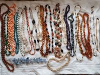 22 alte Halsketten für den Flohmarkt Halbedelsteine Perlen etc. Baden-Württemberg - Au Vorschau