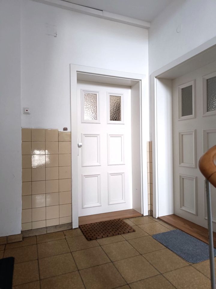 Entzückende Hochparterrewohnung, 37qm, mit tollem Blick in den parkähnlichen sehr großen Innenhof mit viel Grün, zentral in der Stadt gelegen. in Augsburg