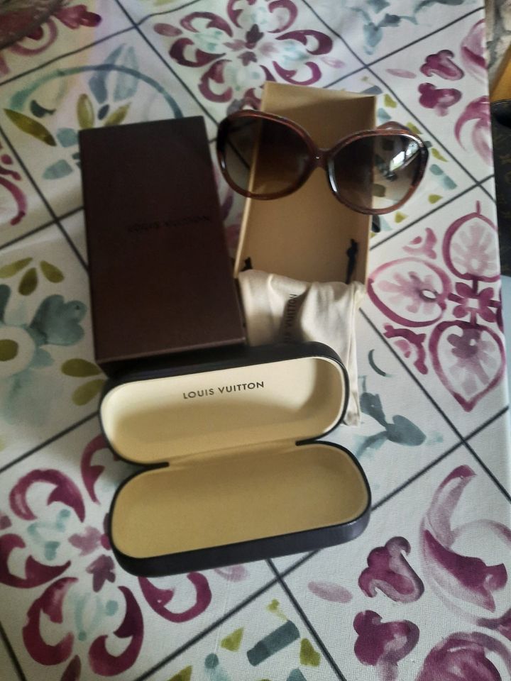 Damen Tasche  und Sonnenbrille in Babenhausen