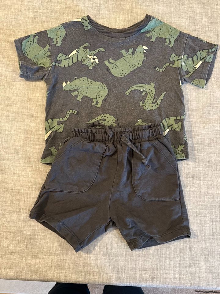 Baby T-Shirt und Shorts 12-18 Monate in Frankfurt am Main