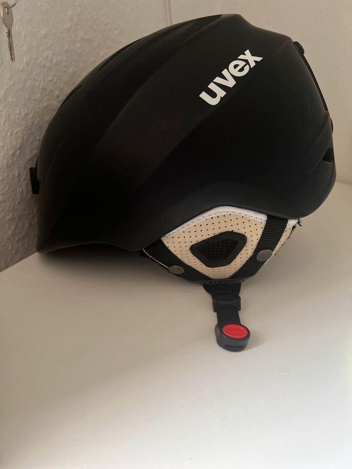 Ski Helm Marke Uvex in Halle