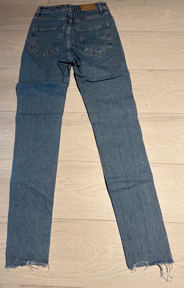 Damen Jeans Hosen Paket Marke Zara Guess H&M in Alzenau