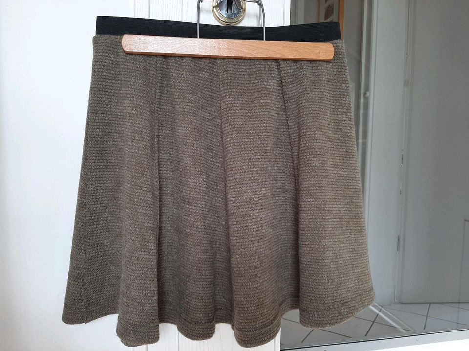 Hübscher Minirock in Khaki von 24colours Gr. 38 /M in Unterhaching