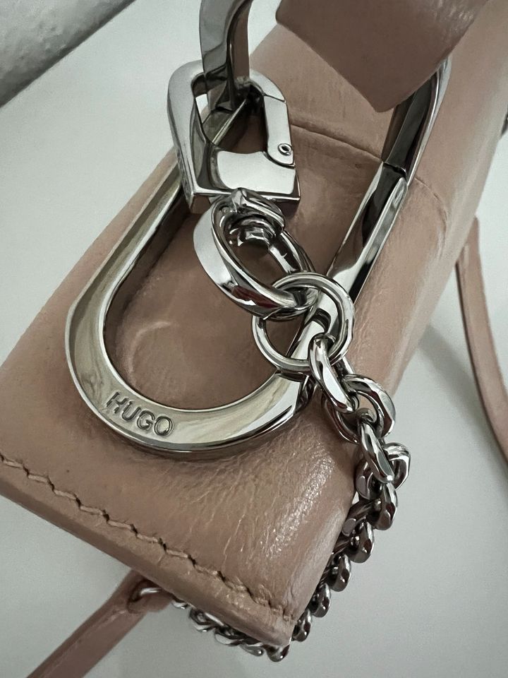 Hugo Damen Tasche Umhängetasche Nude Leder rosa in Frankfurt am Main