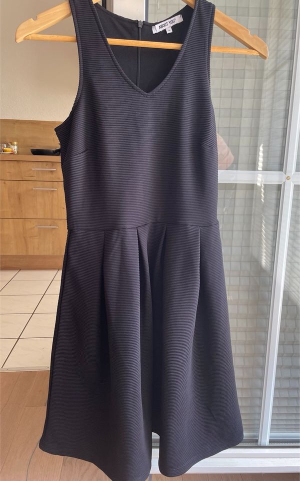 Aboutyou Kleid Schwarz XS / 34 - 36 / S in Dreieich