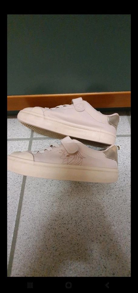 Süße Sneaker alt-rosa  Farbe mit Einhorn Größe  29 von  h&M in Gerolstein