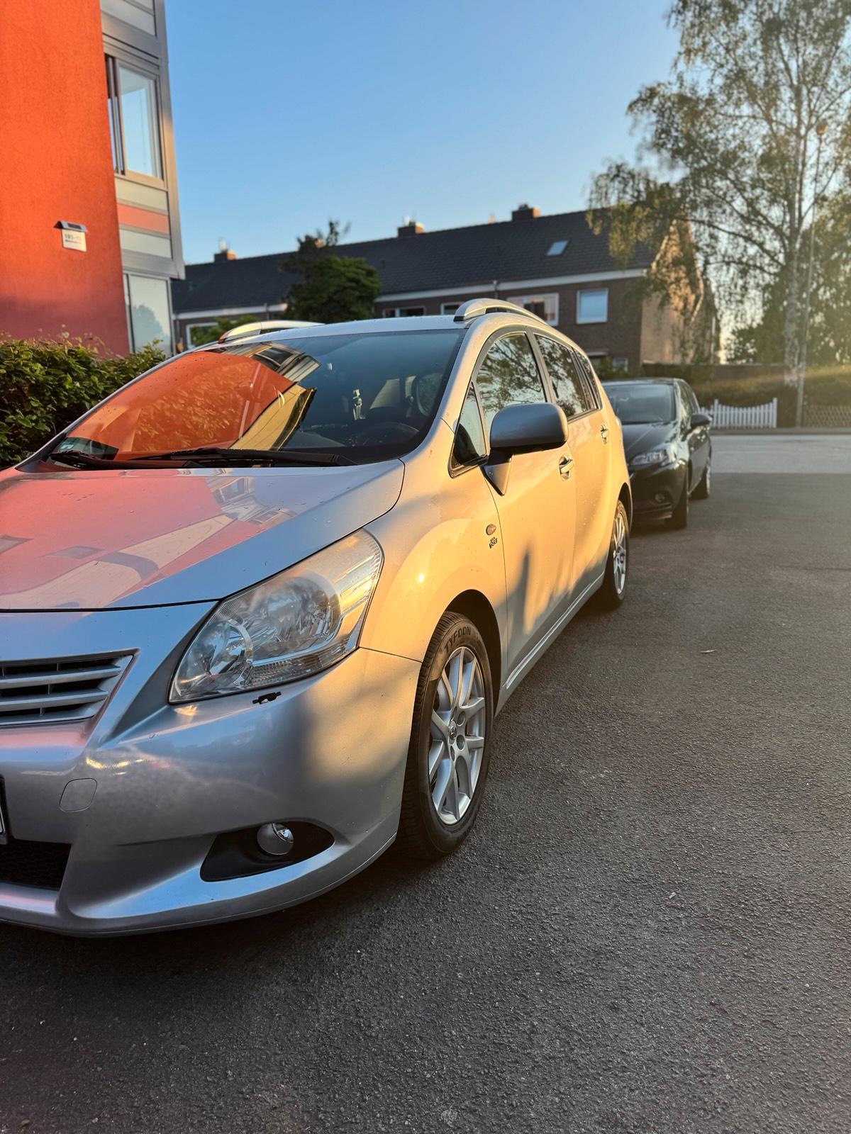 Abbildung des Autos Toyota Verso 2010 2.2l 7…