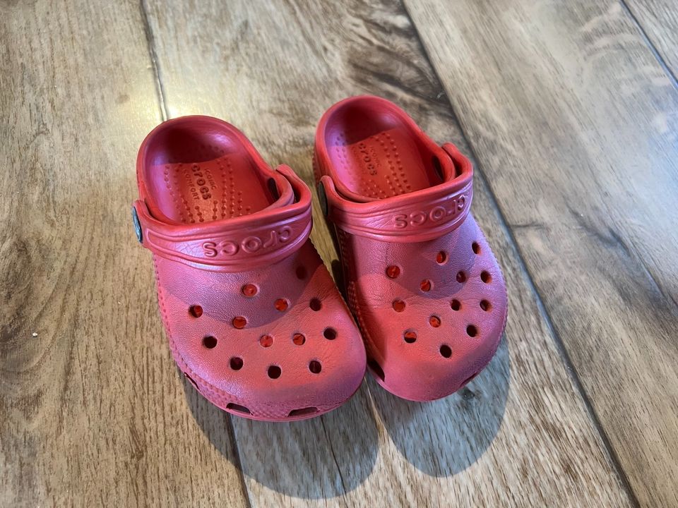 Crocs rot 23/24 Hausschuhe Gartenschuhe Badeschuhe Kinder in Magdeburg