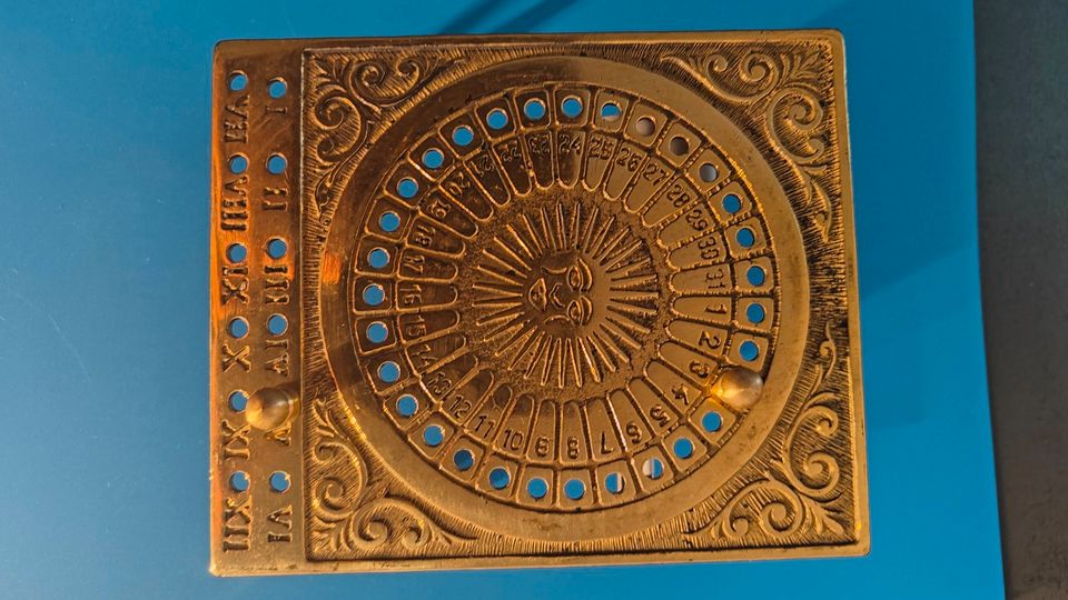 Ewiger Kalender aus Messing, Sonnenkalender Vintage in Niederweis